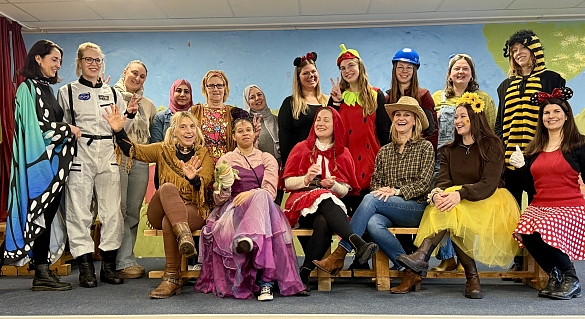 Gruppenbild mit dem verkleideten Kollegium zu Fasching