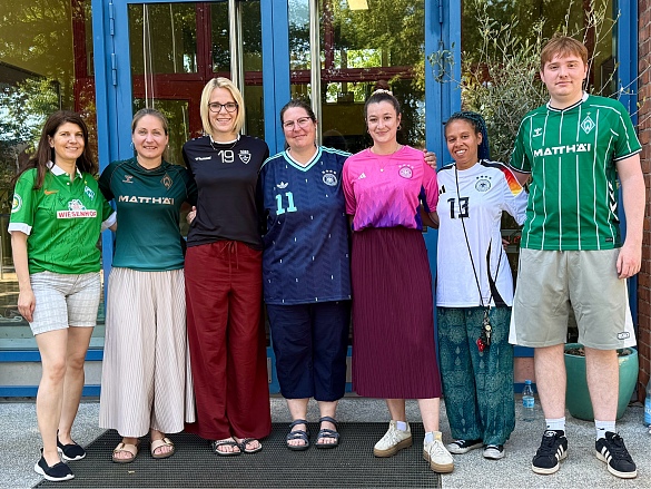 Kollegiumsfoto zur Mottowoche - alle tragen ein Trikot